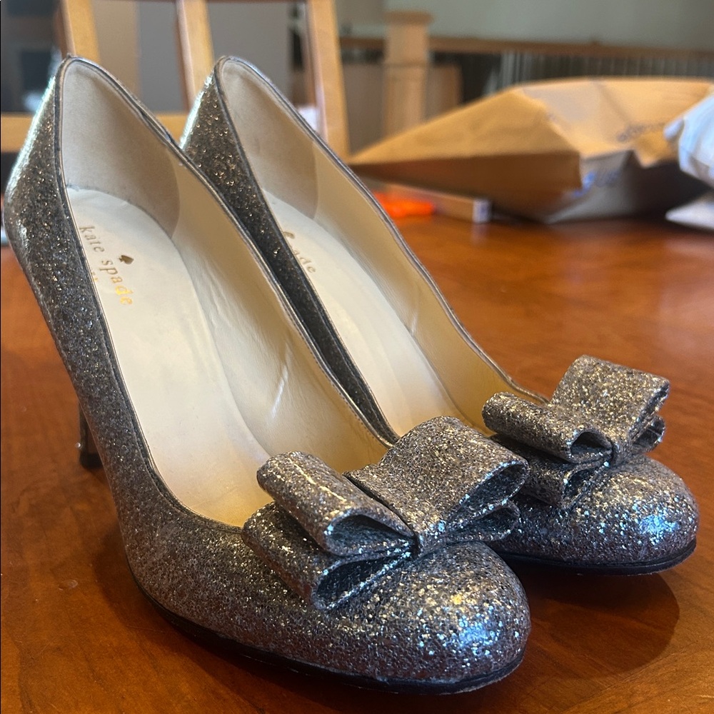 Kate Spade High heels glitter silver pump Krysta size 9 glossy patent bow
